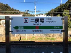 二俣尾駅で列車交換(行き違い)で停車。

青梅線は、東青梅(青梅駅の１つ東京寄り)ー奥多摩間は単線のため、行き違いでの停車があります。