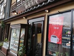 お腹が空いたので、「海女茶屋」という名前に惹かれて入店。
ショーウインドーを見ているとエビフライ押しで、そういうイメージのお店ではないようだが。
店内は、とても可愛い装飾がなされていた。