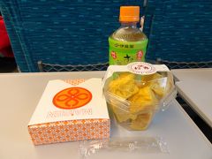 Pちゃんと東京駅で待ち合わせをして朝食のお買い物。
まい泉の海老カツサンドと松露の卵焼き。
ウキウキ気分で出発です。
