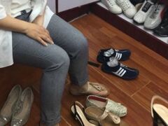 上海科技館のマーケットへ。友人が靴を試着。いつものことだが強気に値切ってたｗ