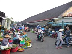 街並み　市場は朝から活気がありました。