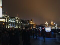 そして夜は上海といえば…の外灘の夜景！
なんとここまで全て友人の親戚の車での送迎付き。
私たちが外灘で夜景を見ている間に駐車場を探して車を停めておいて、帰りはまたホテルまで送ってくれるという至れり尽くせりぶり。本当に現地の友達に案内してもらう旅の幸せを実感。

肝心の外灘の夜景はというと…