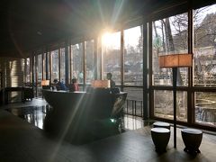 ロビー。
空間の使い方が贅沢！美しい。

オープンから結構な年月が経ってますが、すごいなぁ。