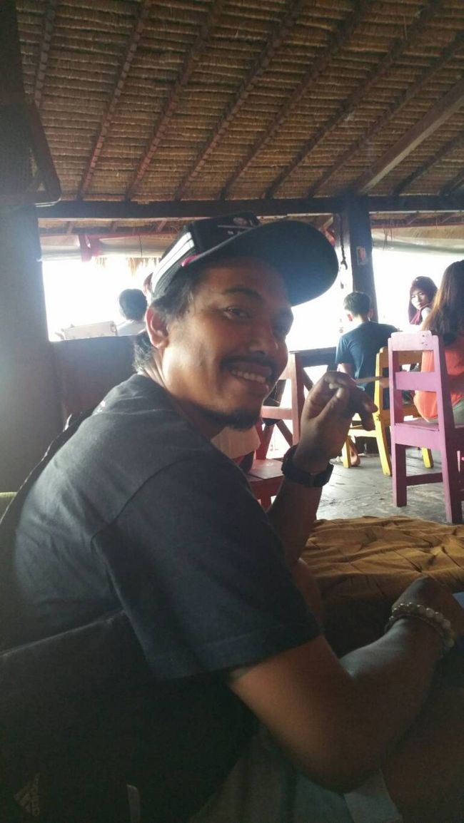 イケメン コヤちゃんᐠ( ᐛ )ᐟ<br /><br />たぶんUbudiより若いけど2人の子供がいるパパさん♪♪<br /><br />ドイバリカーチャーターの中でも人気のガイドさんみたい。<br /><br />コヤちゃんといっぱいお話して仲良くなって友達になりましたヽ( *Ü*)人(*Ü* )ﾉ<br /><br />Ubudiの中では1番のガイドさんです(๑˃̵ᴗ˂̵)و<br /><br />この後空港近くのスパで最後のマッサージをして空港に向かいました。<br /><br />空港着いてから時間が迫ってて焦るUbudiｗｗｗ<br /><br />駐車場で荷物を入れ替えなくちゃいけなくて、スーツケース広げてパッキングまでしてくれたコヤちゃんヾ( ᐖ`;))ﾉ<br /><br />それなのに中まで一緒に来てくれて、着替えスペースまで案内してくれたところ、心配だから待ってるって行ける所まで一緒に行くって言ってくれたけど、遅いから大丈夫ってここでサヨナラしました‪(´⌒`｡)ｸﾞｽﾝ<br /><br />コヤちゃんはガイドするとなると、行きたいところを聞いて時間と場所を考慮して、流れや行く順番をコーディネートしてくれます( *ˊᵕˋ)ɢᵒᵒᵈ<br /><br />効率的な仕事ぷりでどこへでも付いて来てくれます♪♪<br /><br />まさに神対応なガイドさんでした(*ˊᵕˋ*)੭ .｡.:*<br /><br />コヤちゃん Matur Suksma( ᵕㅅᵕ )*.+゜<br /><br /><br /><br /><br />更新頻度も遅く内容も長くなりましたが、これにて完結です(○･ω･)ﾉ----end-----<br /><br />最後までご愛読してくださりありがとうございました( ❁ᵕᴗᵕ )ﾍﾟｺﾘ♡<br /><br />皆様のバリ旅行に少しでもお役に立てることがあったら幸いです。<br /><br />反省点や取りこぼしもありましたが、そのおかげでUbudiはバリで何がしたいのか、ということが見えてきた旅でした。<br /><br />そのことが旅行中わかっていたら、もっと有意義となっていたと思うのですが、今回の旅が終わるまでわかりませんでした。<br /><br />お金と時間もかけたことが悔やまれます...(╬ ˘̀^˘́ )<br /><br />これもまたステップだと、またバリに呼ばれてると思うことにしますꉂꉂ"̮˖笑"̮˖<br /><br />【本編】はこれにて完結ですが次回【おまけ編】を更新予定です。<br /><br />それでは皆様も良きバリ旅行を ~ Have a nice Trip ~(,,ò᎑ó,,)و✧*｡