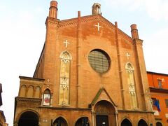 サン・ジャーコモ・マッジョーレ教会
San Giacomo Maggiore
正面のドアは、閉まっている。
左側面に入り口があるみたいだけど、なかなかわからなかった。
何回ももその入り口の前を通りすぎだが、わからなかった。