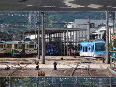 　お城を堪能した後は、一日乗車券の元を取るために、路面電車に乗ってみる。　

　桟橋車庫前で降車して、道路から路面電車の車庫を見てみる。
（　´・д・） 敷地内にずかずか入って行くわけにいかないものねぇ。
　5月3日は電車の日ですか。何でだろ。10月3日は土佐の日だったりするのかしら。