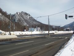 １０時にチェックアウトし、路線バスで「小金湯温泉」まで来ました。

定山渓から１０分程度～、国道沿いのバス停です。
暖冬なのか道路には雪がありません？。