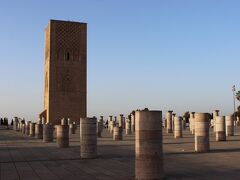 最初の観光は、ハッサンの塔。並ぶ柱はモスクの跡だそうな。