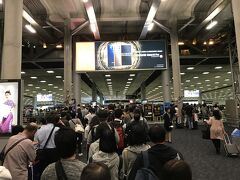 定刻通りスワンナプーム空港に到着。入国審査は主に中国人で大混雑。成田での出国審査と同様1時間近くかかってしまった。
エアポートエクスプレスに乗ってパヤタイ駅で乗り換えてBTSを利用し、オンヌット駅へ