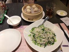 夕食は、尖沙咀のハーバーシティーにある翡翠拉麺小籠包へ。前回香港に来た時も食べたので、こちらへ。
ここの小籠包は、正直すごく美味しいというわけではないが、なんとなく来てしまう。
青菜の炒飯はイマイチだった。
お会計は2000円くらい。