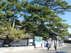 公園の道路を挟んだ向かい側には八百富神社があります。
八百富神社は竹島の神社ですが島の手前にもあるわけですね。
竹島は島全体が神域となるため、入る前にご挨拶です。