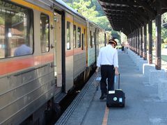 さて1時間ほどディーゼルカーに揺られて車埕駅に到着しました。
運転士さんの左手にはタブレットが。まだタブレットで信号扱いしてるんですねえ。なんとも懐かしい感じ。