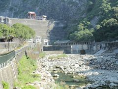 この堰堤は「明潭ダム」の堰堤のようです。
水力発電用のダム湖らしい。