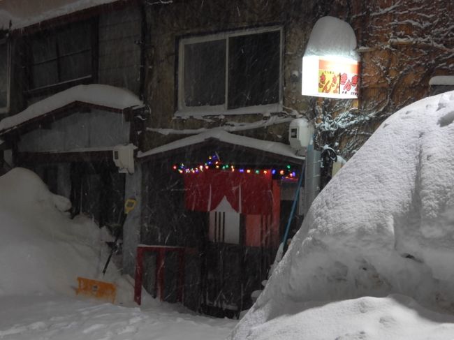 で、こちらが間違えて入った「きんぎょ」さん<br /><br />なんで間違えたかって言うとね<br />実は私達、裏口から入っちゃったのです<br /><br />雪あかりの路を歩いていて 甘酒の看板を見つけ<br />お店に行く為には一旦 表通りに出る！と言う考えは全くなく<br /><br /> 吹き溜まりになった雪のドームをね  無理矢理 超えていったの（ーー；）<br />なんて入りにくいお店なんだ！と一瞬 思ったりもしたけど…<br /><br />もうね猪突猛進とはこの事です 笑<br /><br />とにかく早く　あったまりたい！<br />とにかく早く　温かいもの飲みたい！<br /><br /><br /><br />