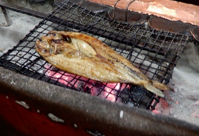 油がのったホッケ いい感じに焼きあがってきました<br />したらお母さんが 「はい！撮って良いよ！」と<br /><br />実はこのホッケを撮る前にね<br />「今はまだダメ」と 監督(お母さん)のストップが (^^;;<br /><br />かじかのお母さん、襟裳出身なんだって！<br />様似から来たってわかると 話が更に盛り上がったのです<br /><br />私達が本当に何も食べてない事がわかると<br />少しだけ残ってるご飯でおにぎり握ろうか？<br />一膳ぐらいしかないので ちっちゃいけど<br /><br />2人とも 「おにぎり」に速攻 食いつく 笑<br />遠慮と言う文字は完全に消えていたのでした 笑笑<br /><br />「ちっちゃくても 食べたい♪食べたい♪食べた～い♪」<br /><br /><br /><br /><br /><br /><br /><br />