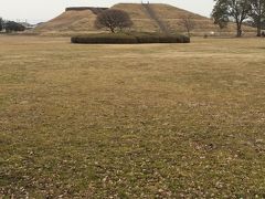 この付近一帯はさきたま古墳公園という公園になっていて、敷地内にやたらと古墳があります