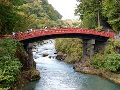 駅から緩やかな坂を上って、神橋に着きました。
神橋を渡るには、有料なので今回は周りから見るだけにしました。
