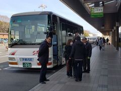 岡山空港から、リムジンバスで、倉敷駅に向かいます。ディレイで遅くなった我々を、待ってくれています。