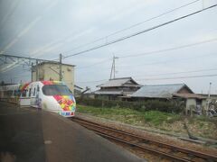 通過駅の箕浦駅では、上り特急しおかぜ１０号、いしづち１０号が行き違いのために停まって待っていました。
あちらはアンパンマン列車です。