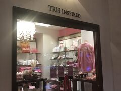 ホテルのロゴグッズのお店。
ピンク色が特徴のグッズがたくさん

ここのバスローブがめっちゃかわいいー
でも着る習慣がない・・・・