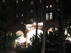 夜のロイヤルハワイアンホテル
ライトアップも雰囲気あるなー