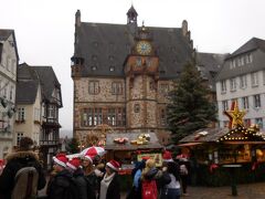 　マルクト広場にはクリスマスマーケットが出ています。