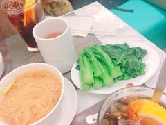 そろそろ寝不足といっぱい歩いたことにより疲労が見え始める。レモン入りのコーラで眠気覚まし。
野菜も取らねば！ととりあえず茹でた緑のものを頼む。