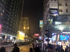 だいぶはしょりました。
ビクトリアピークから下山してすでに22時過ぎ。でもまだチムサアチョイエリアを一切堪能してない！しかも明日も行けない！ということで地下鉄の尖沙咀駅で下車。再び１時間ほどネイザンロードをお散歩(どんだけハード、、