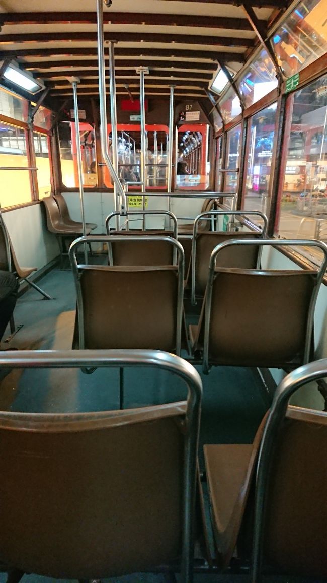 憧れのトラムの二階。走行中に2歳児をだっこして二階に上がるのは自殺行為ですよ。あぶねーーー！