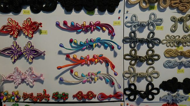 地下鉄で深水埗へ。<br />ここは洋服、おもちゃ、手芸用品の問屋街があるので、来てみた。<br /><br />美しいつがいのボタン。<br />価格も１対１００円位～でとてもリーズナブルでした。