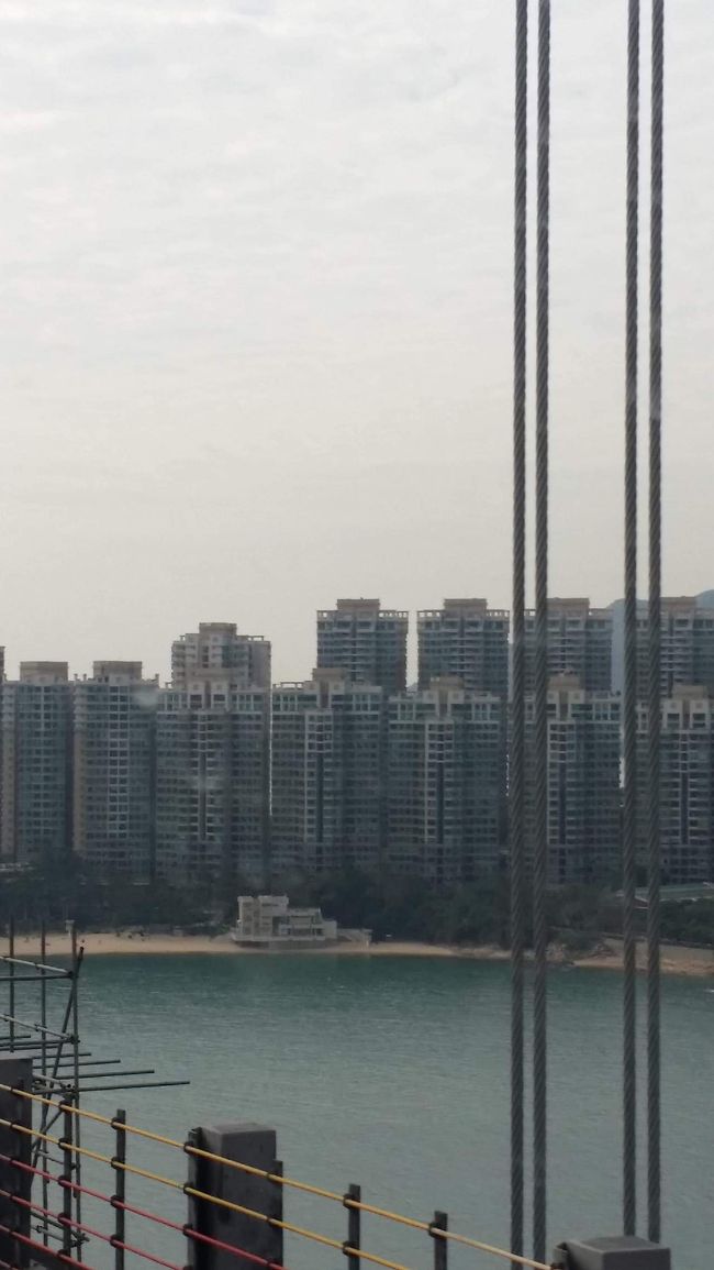 A２１番のバスの２階席へ乗り込み、出発！<br />二階後部座席はめちゃくちゃ揺れるので、二歳の息子が振り落とされそう。シートベルトを着けるが気休めだった。しかし窓の外の景色はすばらしく、どんより曇った空にエメラルドの海、空に突き刺さるように林立する高層住宅。これぞ香港という景色を堪能できた。<br /><br />景色がやがて変わり、九龍半島の市街地を走る。<br />ごみごみしたビルに、たくさんの人、溢れる品物とレストラン、商店、ド派手な看板には広東語と英語と。。。いろいろなものが混じりあっていた。<br />尖沙咀についたあたりで、運転手に「もう終点だよ」的なことを言われて下車。確認せず、間抜けだった。ふつうに目的地じゃないと気付きあせる。が、ちょうどそこには！<br /><br />