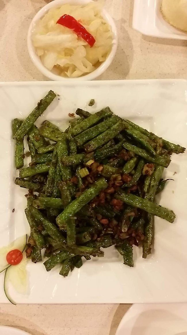 荷物を部屋に置き、身軽になって、日が暮れた街へと繰り出しました。お目当てはまずは黄埔駅の駅ビル？美食坊２階にある「詠藜園(wing  lai  yuan)」。人気店だけど、平日の早めの時間だったからか、予約なしでもスイーと入れました。注文シートと鉛筆を渡され、担々麺１、焼小籠包１、小籠包１、炒飯１、四季豆１(すごくおいしかったが！地味に一番高かった笑。そのほかのものは４００～５００円位でリーズナブル)を注文。すぐに運ばれてきました。めっちゃおいしー！シンプルな味付け。具とかも少ないけどそれが美味しい。<br /><br />三人家族にしては少なめの量でしたが、この後ほかのものも食べたかったので、腹６分目でお会計しました。<br /><br />さてさてそのまま駅ビルを地下まで降りて、地下鉄に乗り込みます。