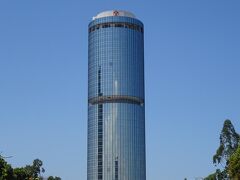 ヤヤサンサバ（トゥン・ムスタファ・タワー）

ビルの中心にある1本の柱と96本のワイヤーで支えられている、世界でも珍しい構造の30階建の建物です。旧サバ州庁舎。