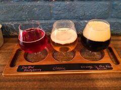 そしてここから飲むとしよう。

香港は今、マイクロブリュワリービールが熱い！

ってことで近くのTAP The Ale Projectって店へ。

３種類の、こちら全部以前に行ったYoug Master Breweryの。
一番左はラズベリーサワー。甘すぎなくていい。
真ん中のラガーなんてラガーなのにIPA並みの香り。
一番左はダークだけどカカオの香りがしていい。
さすが！！