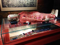 絲縷玉衣は2291片の玉盤を赤い絹糸で縫い合わせて作られ、全長は1.73メートル。400年余り続いた漢時代を通じ、これまでに全身を覆う玉衣は数例の発掘例がありますが、これは中国で最も早く発見されたものです。漢の時代の皇帝貴族は玉衣を身に纏うと体が朽ちないと信じていたとされています。
