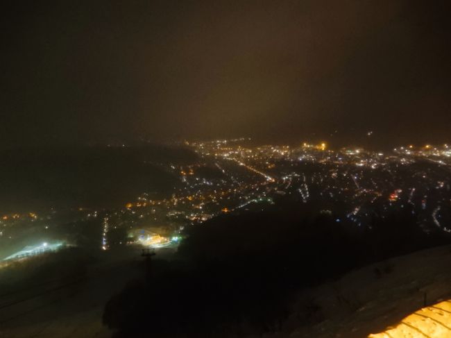 天狗山の展望台<br />寒さと強風で三脚どころじゃない状態に 思わず悲鳴<br /><br />寒いのなんのって マイナス20度っ！！<br />寒すぎてシャッターもポチっとできませ～ん(>_>)<br />