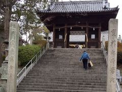 心を落ち着かせながら歩いていたら「阿智神社」にやってきました。
応神天皇の頃、阿知一族がこの地にやってきたことが「日本書紀」の記述にあります。