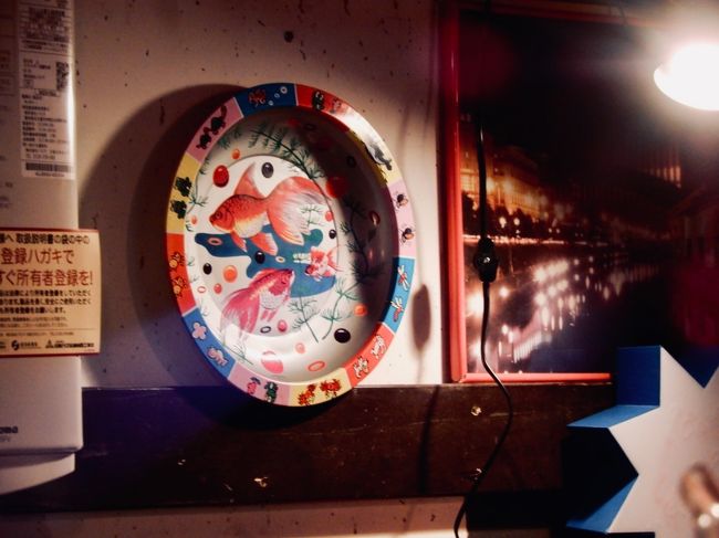 店主さんのお人柄の良さと 雰囲気あるカウンターだけの店内に<br />これも何かのご縁・・・<br />私は いも焼酎のお湯割が 甘酒より嬉しかったりもして^^;<br /><br />だけどmie♪ちゃんは運転あるのでって伝えると<br />店主さん「ホットコーヒーあるよ　飲むかい？」<br /><br />えぇ！　居酒屋にホットコーヒーがあるんだ！<br />コーヒーはあくまでも店主さんの趣味で コーヒーマシーンを導入したそうです<br /><br /><br />