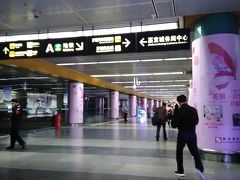 深圳22時。
空港で30分ほどウロついたのも入れて、香港着いてからここまで2時間半。
道路もイミグレも空いていてよかった。

