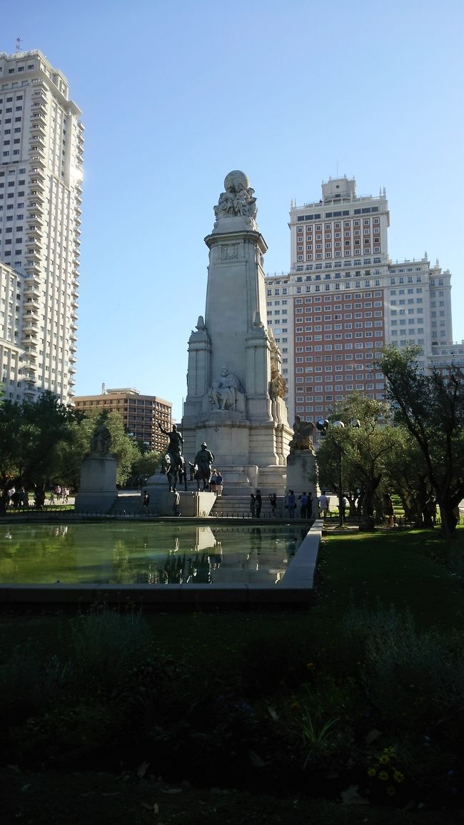 スペイン広場。<br /><br />池の向こうにドン・キホーテとサンチョ・パンサの像が見えます。<br />ただ後で気がつきましたが、スペイン広場っていろんなところにあるんですよね。