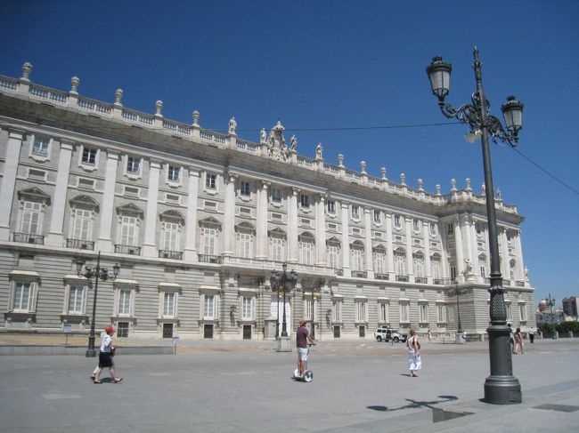 王宮。<br /><br />　中には入れなかったけど、とても大きくてきれいな建物です。<br />ただ暑かった…。