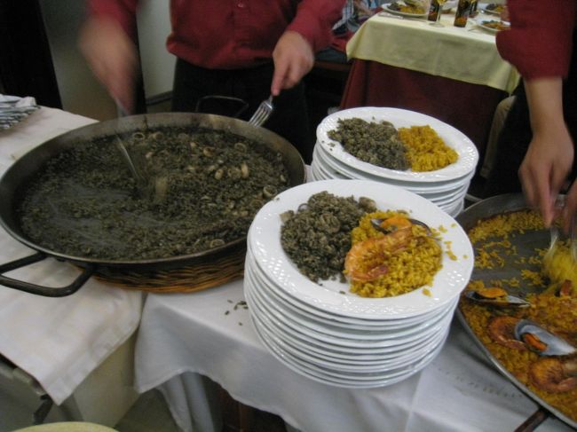 お昼ご飯はパエリアです。レストラン　La Pealla Real。<br /><br />　魚介とイカ墨のパエリアを半々に。<br />けど、個人的に注文して食べたかったな。<br /><br />