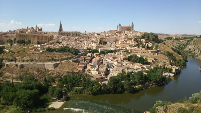 トレド。<br /><br />　遠景から見えるトレドは定番ですね。<br />街の中は細い路地がたくさんあって街歩きも風情がありました。