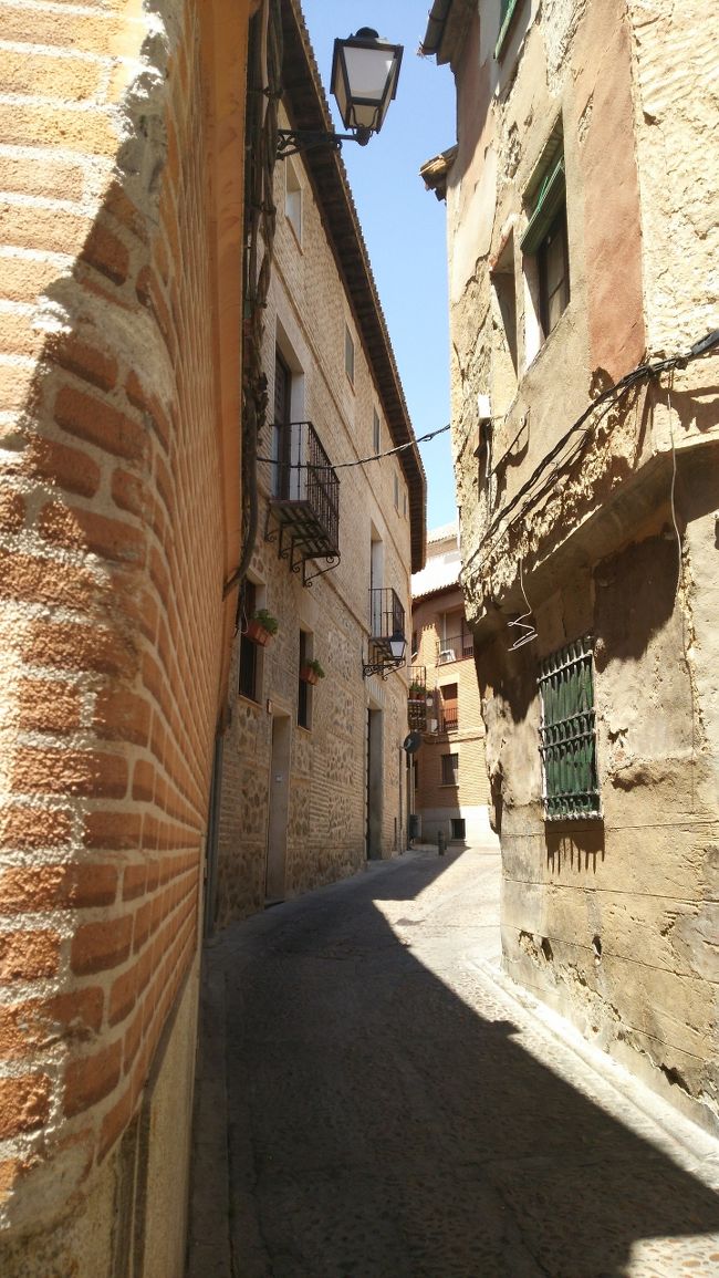 トレド市内の街歩き。<br /><br />　石畳の街路や路地。ちょうどお祭りの時期でいつもは見られない飾りつけも楽しいです。