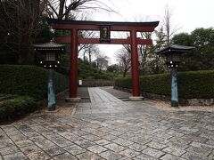 根津神社の参道と鳥居を見ます。