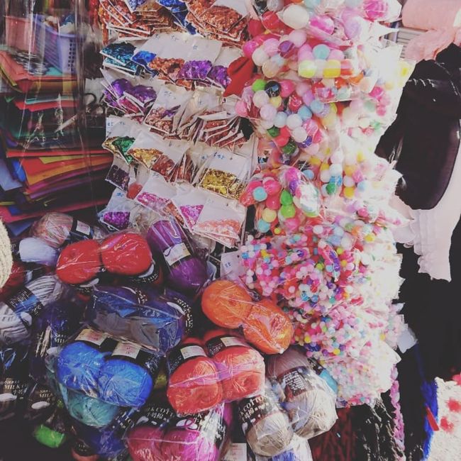    ビーズ、スパンコール、毛糸、ポンポンの山。種類は思ったより多くなかったけれど(以前訪れた上海の手芸市場の方が日本人好みのパーツが、多く、安く売ってた印象)、やはり面白かった。香港の独特のセンス。こんな変なビーズやボタンなにに使うのだろう？豪華なリボンだなー、イギリス風のセンスなのかな？などと考える楽しさが溢れていた。