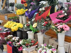 マルカレ市場のお花屋さんも種類が豊富になってきました。