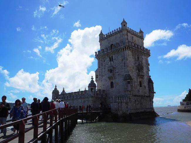 塔を出たところで、いいお天気だしちょっと一休み。<br />