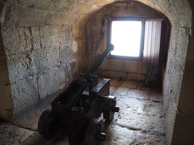 地上階、堡塁は大砲が並ぶ砲台。