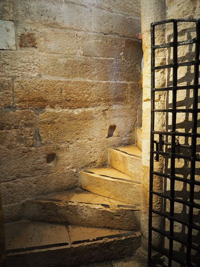 下は火薬庫や水牢だったそうです。